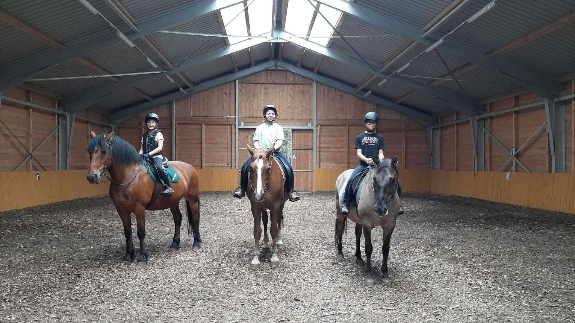obóz Letnie obozy artystyczno-jeździeckie w Zagrodowej Osadzie w Uściąż